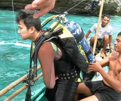 Hundereds Of Local Vietnamese Diving Into Sea To Loot Ming Bowls ming-diver