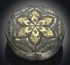 Untarnished Appeal Of Old Chinese Antique Silver A SMALL PARCEL-GILT SILVER CIRCULAR BOX AND COVER TANG DYNASTY (618-907)
