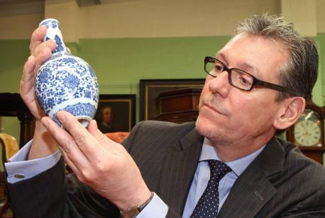 Tennants Sells Small Qianlong Vase For £950,000 tennants-vase
