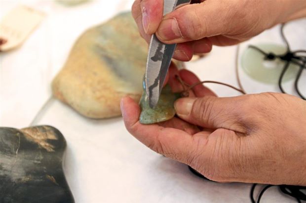 Beginners: How to tell real jade from the fake fake-jade