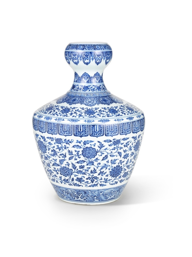 Qing Dynasty Vase Fetches $9.8 Million in Hong Kong qianlong-vase