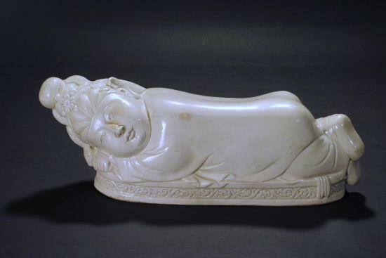 Porcelain pillow sells for 316 million yuan in Macao ding-pillow