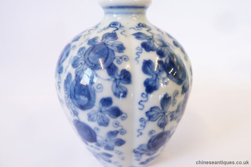 Chinese vase valued at £30 sells for £40,000 in UK auction vase01