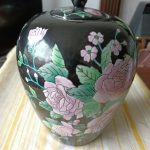 Antique/Vintage Chinese Porcelain Noire,Famile Rose Pot,Ginger Jar with Lid. Antique/Vintage Chinese Porcelain Noire,Famile Rose Pot,Ginger Jar with Lid.