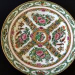 FAMILLE ROSE DECORATIVE PLATE - VINTAGE - IN VERY GOOD CONDITION FAMILLE ROSE DECORATIVE PLATE - VINTAGE - IN VERY GOOD CONDITION