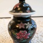 Vintage Chinese Porcelain Famille Rose Miniature Vase w Lid. Vintage Chinese Porcelain Famille Rose Miniature Vase w Lid.