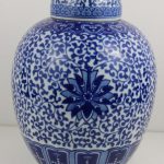 19th Century Chinese Qing Dynasty Hand Painted Vase & Lid 28x22cm KANGXI Mark 19th Century Chinese Qing Dynasty Hand Painted Vase & Lid 28x22cm KANGXI Mark