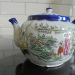 Oriental small teapot . Japanese Lady, Flowers, 10 cms Delicate and exquisite Oriental small teapot . Japanese Lady, Flowers, 10 cms Delicate and exquisite