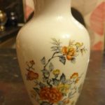 BEAUTIFUL VINTAGE WHITE GLAZE FLORAL CHINESE PORCELAIN VASE GILT DETAIL BEAUTIFUL VINTAGE WHITE GLAZE FLORAL CHINESE PORCELAIN VASE GILT DETAIL