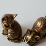 LOVELY PAIR CHINESE OLD BRONZE HAND CARVED CAT STATUE LOVELY PAIR CHINESE OLD BRONZE HAND CARVED CAT STATUE
