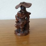HAND CARVED VINTAGE FIGURE POSSIBLY CHINESE OR JAPANESE HAND CARVED VINTAGE FIGURE POSSIBLY CHINESE OR JAPANESE