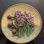 14 CM CHINESE FLORAL WALL OR STAND PLATE WHICH INCLUDES THE STAND 14 CM CHINESE FLORAL WALL OR STAND PLATE WHICH INCLUDES THE STAND